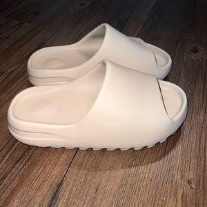 YEEZY SLIDES. SIZE 7. Color PURE. GENTLY USED.